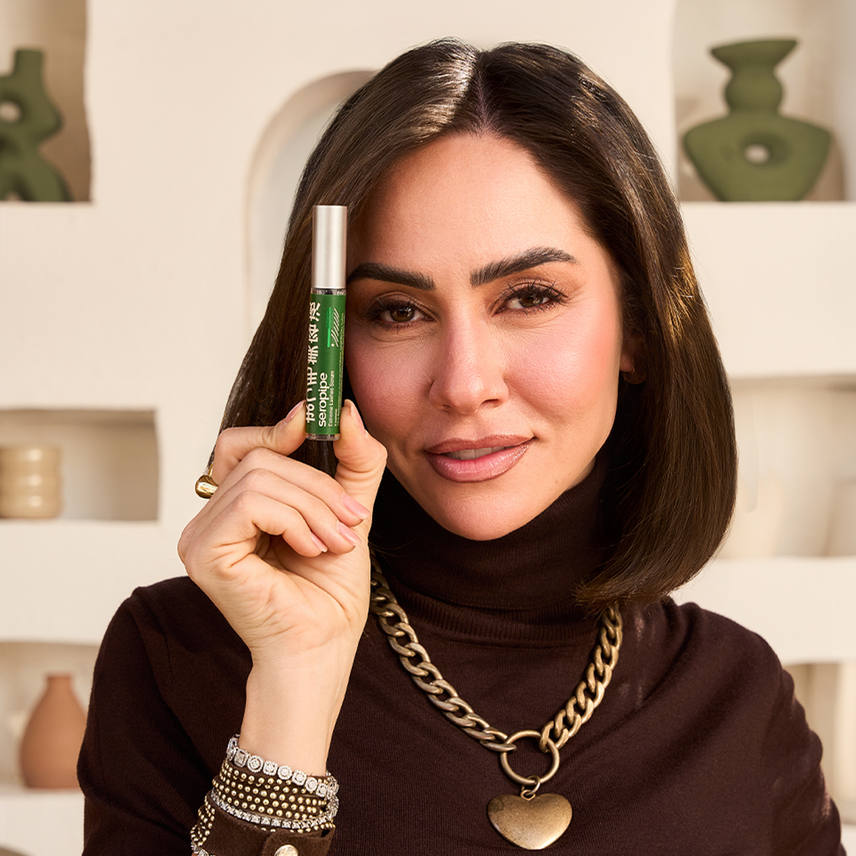 Woman holding seropipe extreme eyelash serum 